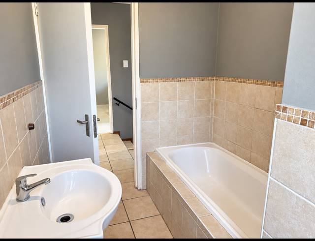 3 BEDROOM TOWNHOUSE FOR SALE IN REYNO RIDGE